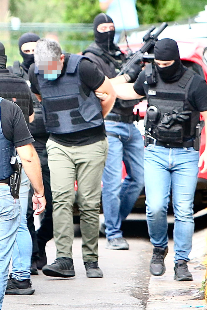 Οδηγούνται στην Ευελπίδων οι συλληφθέντες για τον φονικό εμπρησμό της Marfin, δείτε φωτογραφίες