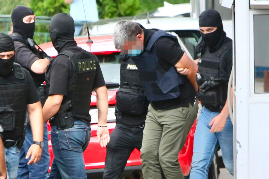 Οδηγούνται στην Ευελπίδων οι συλληφθέντες για τον φονικό εμπρησμό της Marfin, δείτε φωτογραφίες