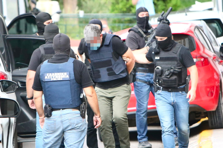 Στην Ευελπίδων οι δύο συλληφθέντες για τον φονικό εμπρησμό της Marfin, δείτε φωτογραφίες και βίντεο