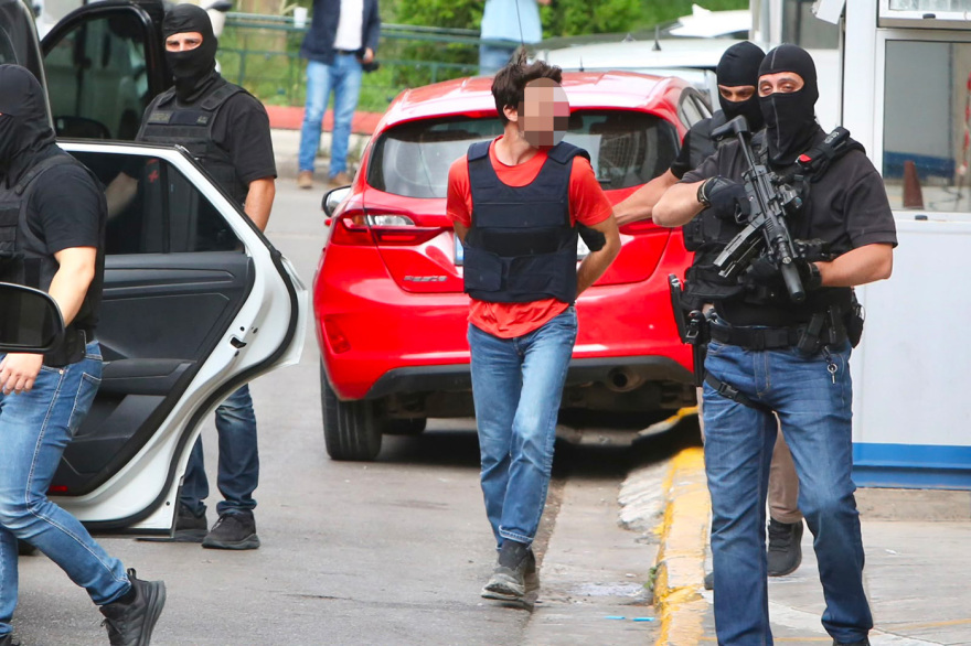 Οδηγούνται στην Ευελπίδων οι συλληφθέντες για τον φονικό εμπρησμό της Marfin, δείτε φωτογραφίες