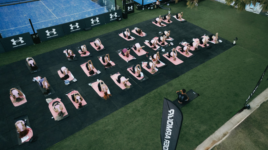UNDER ARMOUR Yoga Sunset Session: Μια εμπειρία ευεξίας δίπλα στη θάλασσα, με φόντο το ηλιοβασίλεμα της Αθηναϊκής Ριβιέρας