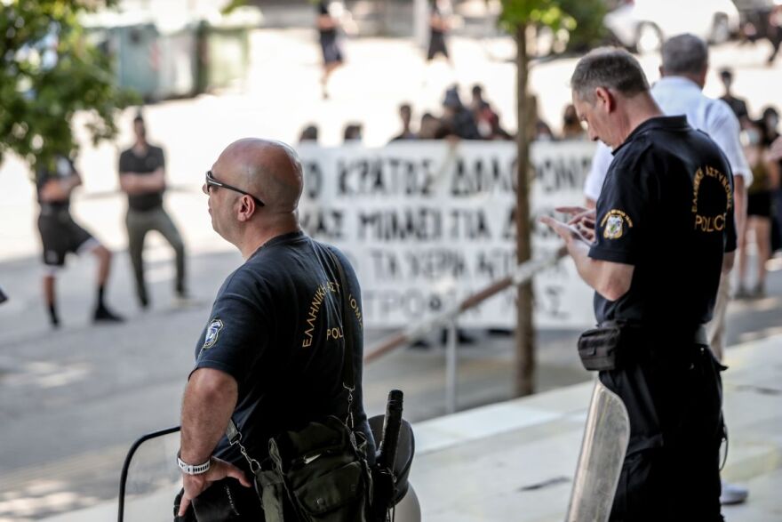Συγκέντρωση στα δικαστήρια για τους τρεις συλληφθέντες της δολοφονικής επίθεσης στο σπίτι της Νέστορα, το λάθος που άνοιξε το δρόμο για τη σύλληψη