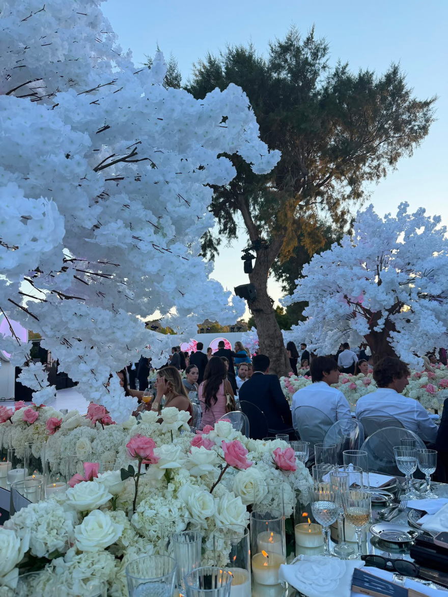 Λαμπερός γάμος στην Αθηναϊκή Ριβιέρα για τη Βαρβάρα Θεοδωρίκα και τον Γιάννη Μουτζούρη, βίντεο και φωτογραφίες
