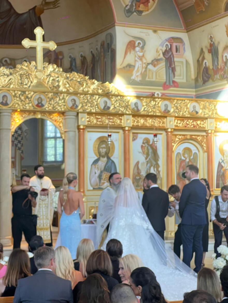 Λαμπερός γάμος στην Αθηναϊκή Ριβιέρα για τη Βαρβάρα Θεοδωρίκα και τον Γιάννη Μουτζούρη, βίντεο και φωτογραφίες

