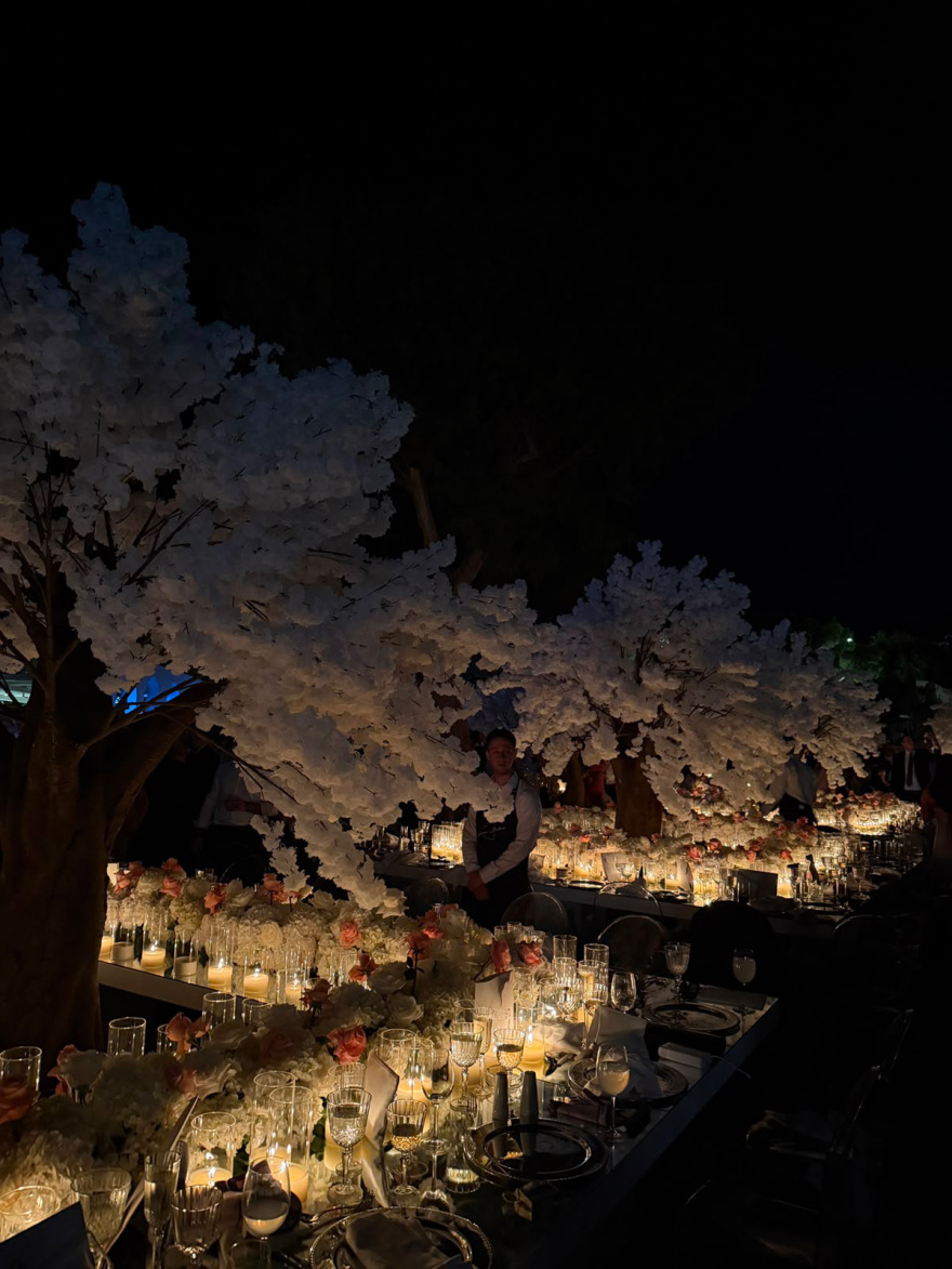 Λαμπερός γάμος στην Αθηναϊκή Ριβιέρα για τη Βαρβάρα Θεοδωρίκα και τον Γιάννη Μουτζούρη, βίντεο και φωτογραφίες
