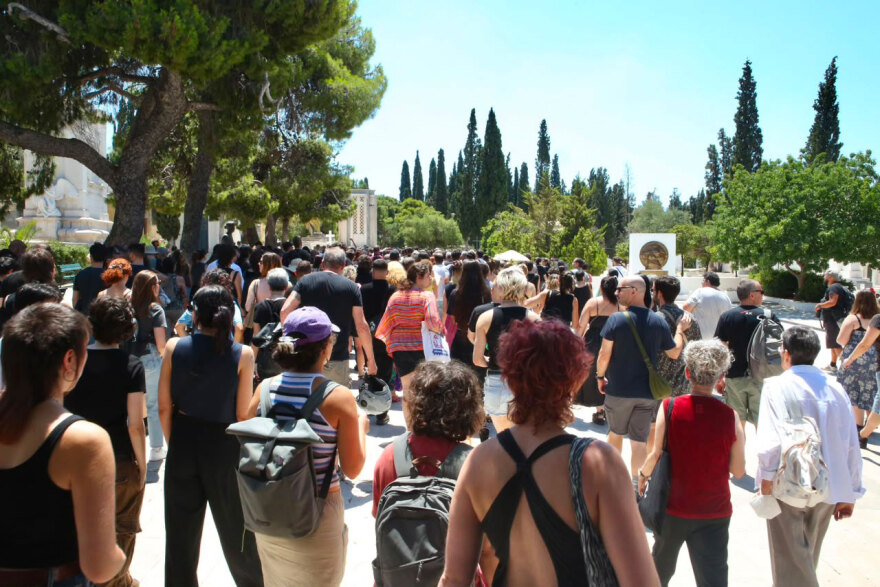 Πάολα Ρεβενιώτη: Το τελευταίο «αντίο» στο Α' Νεκροταφείο Αθηνών, παρών και ο Βαρουφάκης
