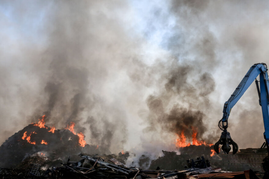 Στάχτη και αποκαΐδια μετά τη φωτιά σε επιχείρηση ανακύκλωσης στη Λάρισα, ορατός από τα 25 χιλιόμετρα ο καπνός, προσοχή λέει η Περιφέρεια