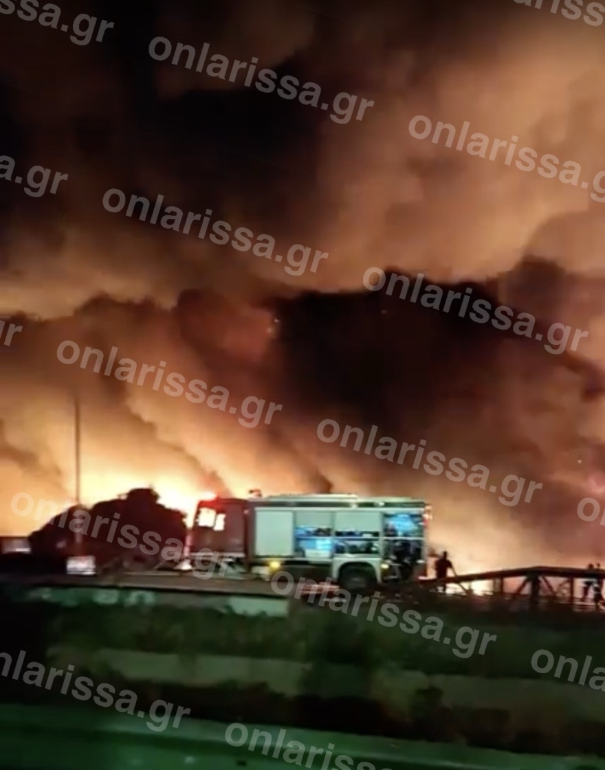 Λάρισα: Βελτιωμένη η εικόνα από τη μεγάλη φωτιά σε μονάδα ανακύκλωσης, συνεχίζεται η μάχη της Πυροσβεστικής