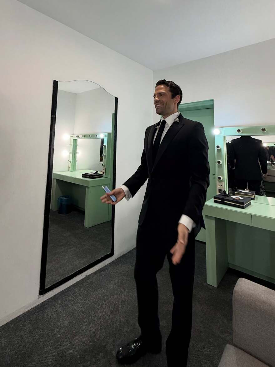 Ο Κωνσταντίνος Αργυρός φωτογραφίζεται με φόντο τον Βόσπορο μετά τις εμφανίσεις του στην Κωνσταντινούπολη