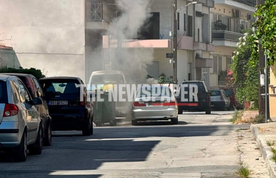 Αυτοκίνητο στον Βόλο έπιασε φωτιά, σώθηκε ο οδηγός τελευταία στιγμή, δείτε βίντεο