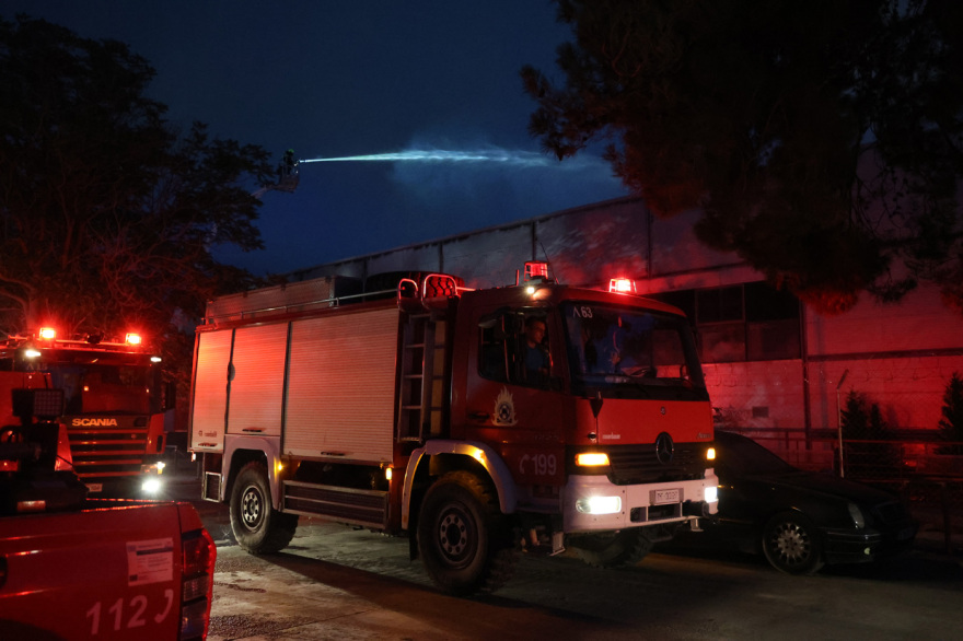 Υπό έλεγχο η φωτιά στο παλιό κτίριο του Μπάντμιντον στο Πάρκο Γουδή, βίντεο και φωτογραφίες