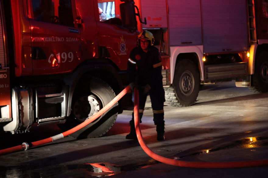 Υπό έλεγχο η φωτιά στο παλιό κτίριο του Μπάντμιντον στο Πάρκο Γουδή, βίντεο και φωτογραφίες