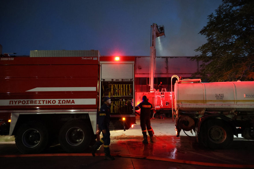 Υπό έλεγχο η φωτιά στο παλιό κτίριο του Μπάντμιντον στο Πάρκο Γουδή, βίντεο και φωτογραφίες