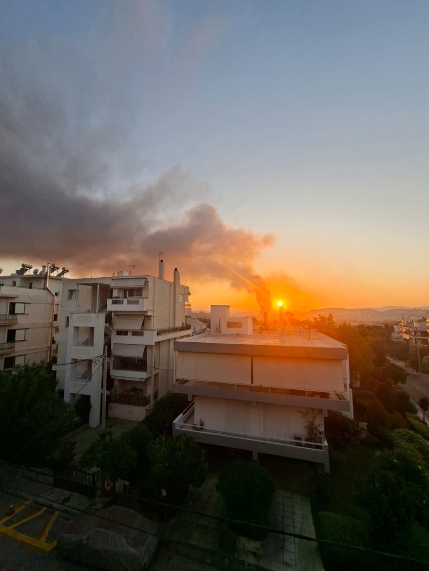Φωτιά στο παλιό κτίριο του Μπάντμιντον στο Πάρκο Γουδή, 112 για τους καπνούς, βίντεο και φωτογραφίες 
