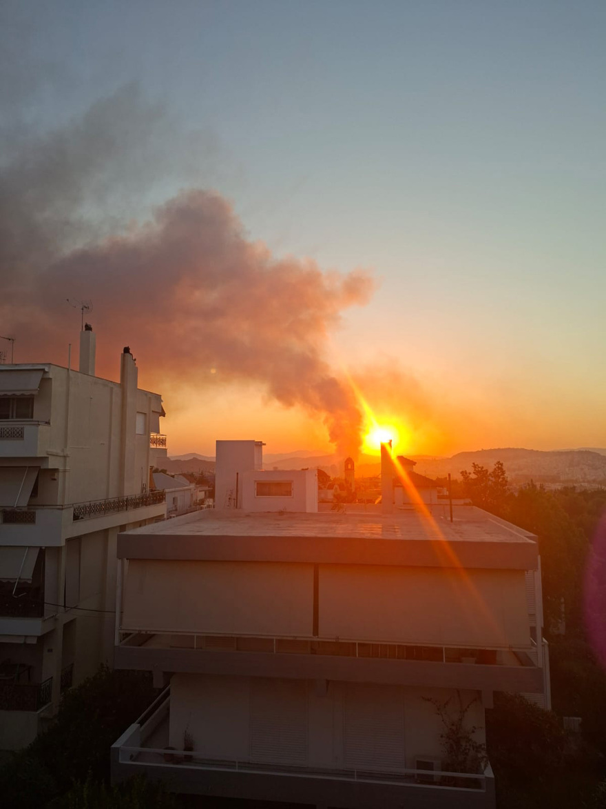 Φωτιά στο παλιό κτίριο του Μπάντμιντον στο Πάρκο Γουδή, 112 για τους καπνούς, βίντεο και φωτογραφίες 
