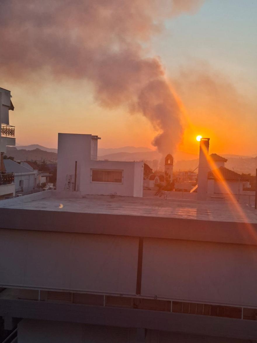 Φωτιά στο παλιό κτίριο του Μπάντμιντον στο Πάρκο Γουδή, 112 για τους καπνούς, βίντεο και φωτογραφίες 
