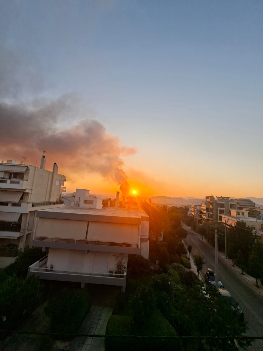 Φωτιά στο παλιό κτίριο του Μπάντμιντον στο Πάρκο Γουδή, 112 για τους καπνούς, βίντεο και φωτογραφίες 
