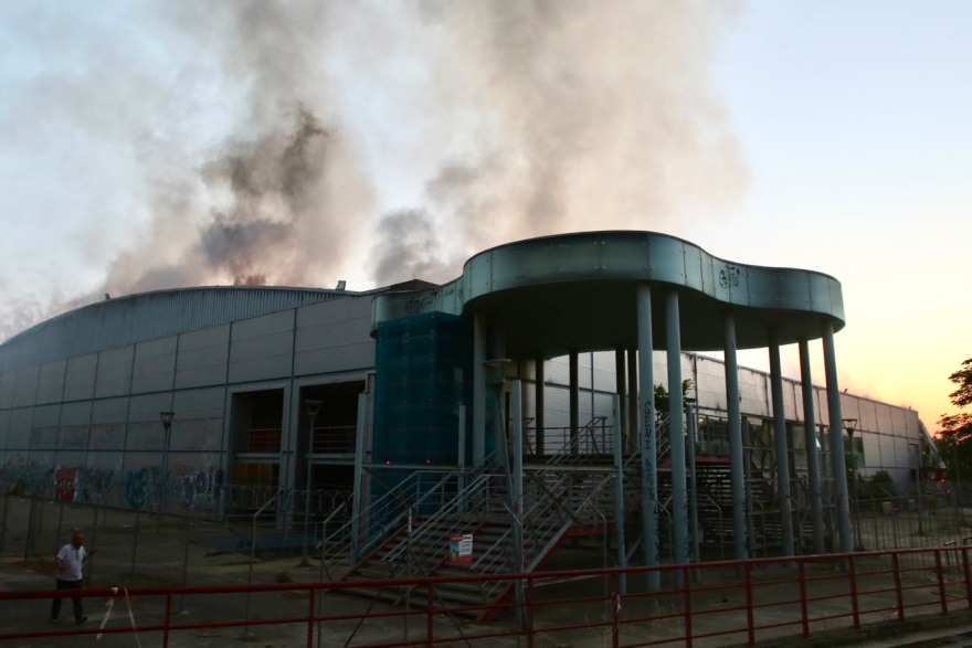 Υπό έλεγχο η φωτιά στο παλιό κτίριο του Μπάντμιντον στο Πάρκο Γουδή, βίντεο και φωτογραφίες