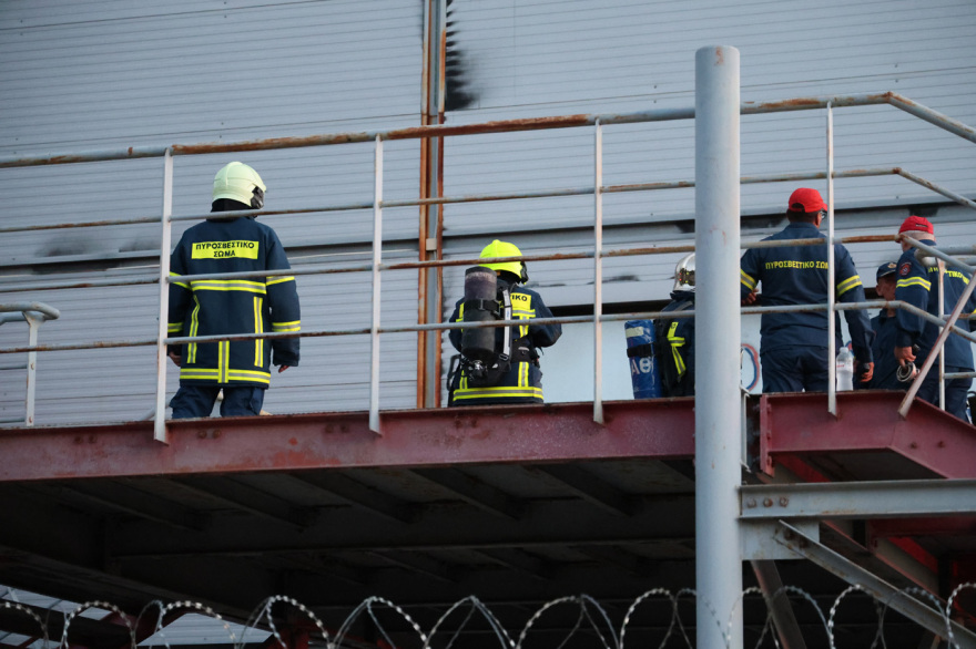 Υπό έλεγχο η φωτιά στο παλιό κτίριο του Μπάντμιντον στο Πάρκο Γουδή, βίντεο και φωτογραφίες