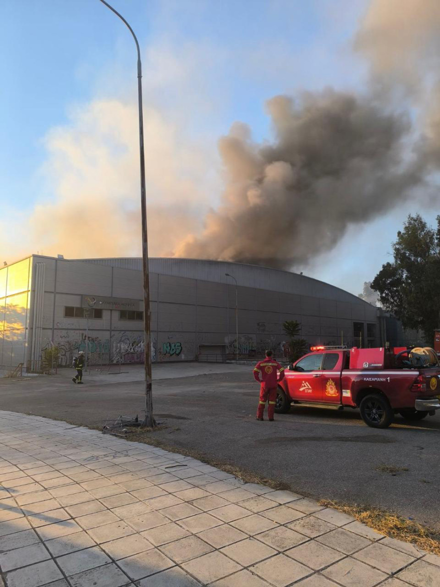 Φωτιά στο παλιό κτίριο του Μπάντμιντον στο Πάρκο Γουδή, 112 για τους καπνούς, βίντεο και φωτογραφίες   
