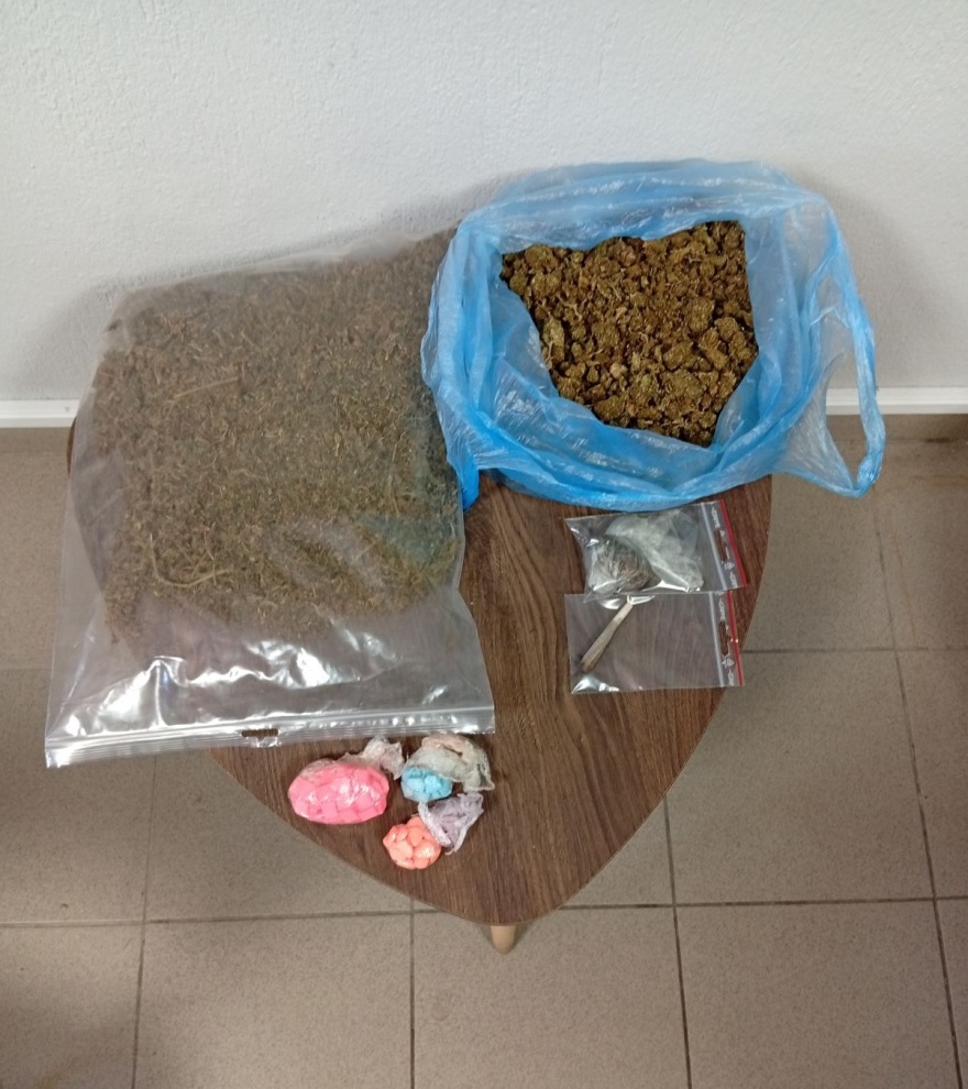 Ημαθία: Συνελήφθη διακινητής με 100 χάπια ecstasy και ένα κιλό κάνναβη 2 Συνελήφθη διακινητής στην Ημαθία με 100 χάπια ecstasy και σχεδόν ένα κιλό κάνναβη