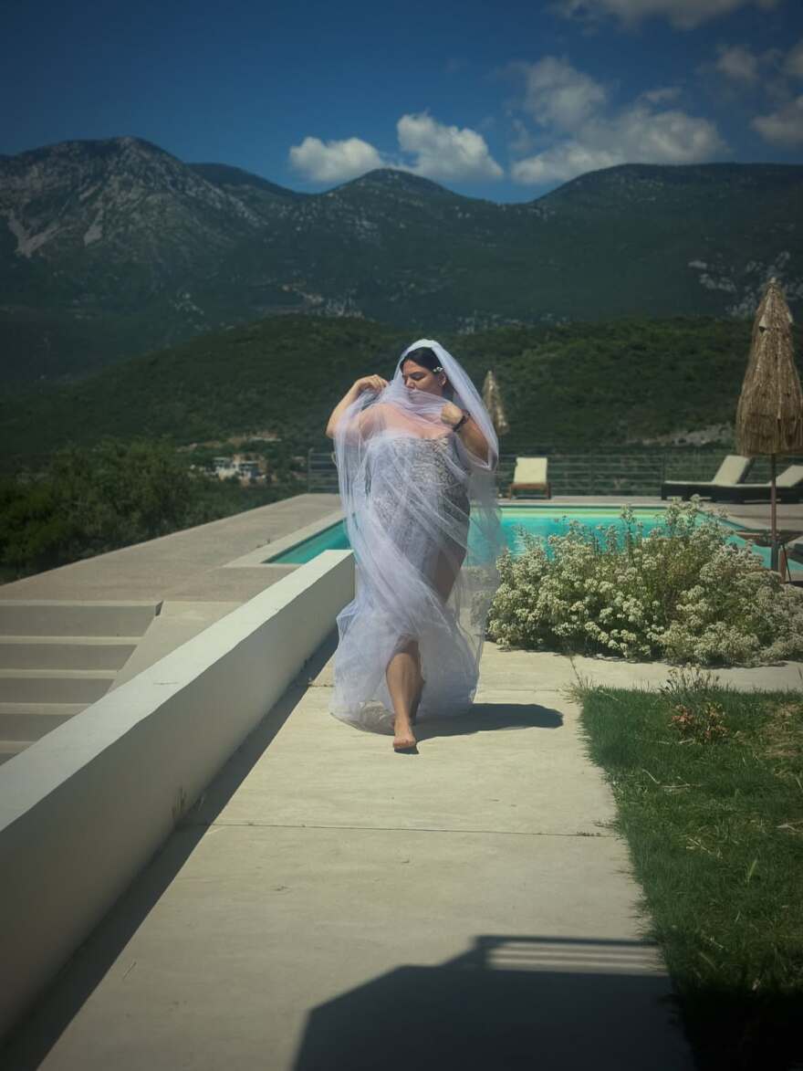 Δανάη Μπάρκα για τον γάμο της: Ένας μήνας «γυναίκα του», σε ένα καλοκαίρι που μόνο αυτό δεν προμήνυε δυο άνθρωποι εντελώς διαφορετικοί ενώθηκαν