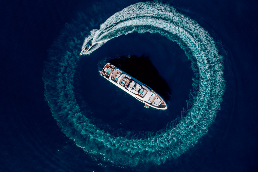 DOM133: Το superyacht παλάτι με ελληνική υπογραφή που κατέκτησε τον κόσμο - Έχει διώροφο beach club και πισίνα, δείτε φωτογραφίες