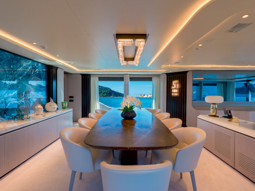 DOM133: Το superyacht παλάτι με ελληνική υπογραφή που κατέκτησε τον κόσμο - Έχει διώροφο beach club και πισίνα, δείτε φωτογραφίες