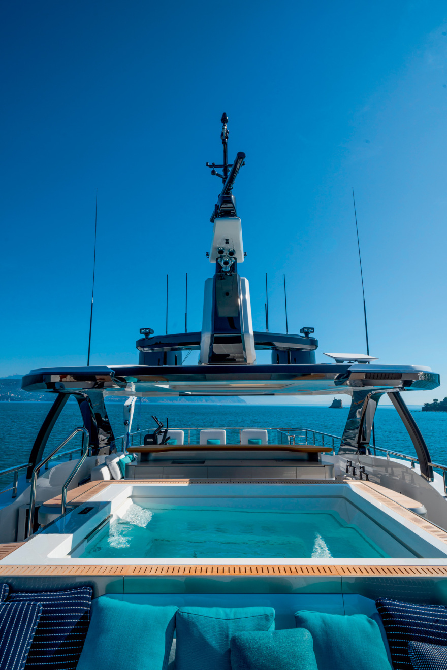 DOM133: Το superyacht παλάτι με ελληνική υπογραφή που κατέκτησε τον κόσμο - Έχει διώροφο beach club και πισίνα, δείτε φωτογραφίες