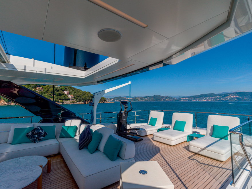 DOM133: Το superyacht παλάτι με ελληνική υπογραφή που κατέκτησε τον κόσμο - Έχει διώροφο beach club και πισίνα, δείτε φωτογραφίες