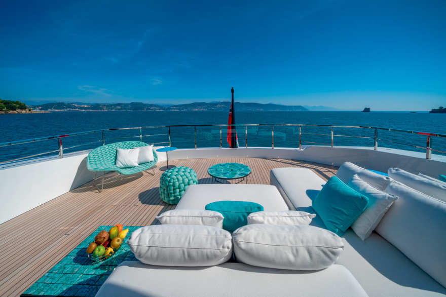 DOM133: Το superyacht παλάτι με ελληνική υπογραφή που κατέκτησε τον κόσμο - Έχει διώροφο beach club και πισίνα, δείτε φωτογραφίες