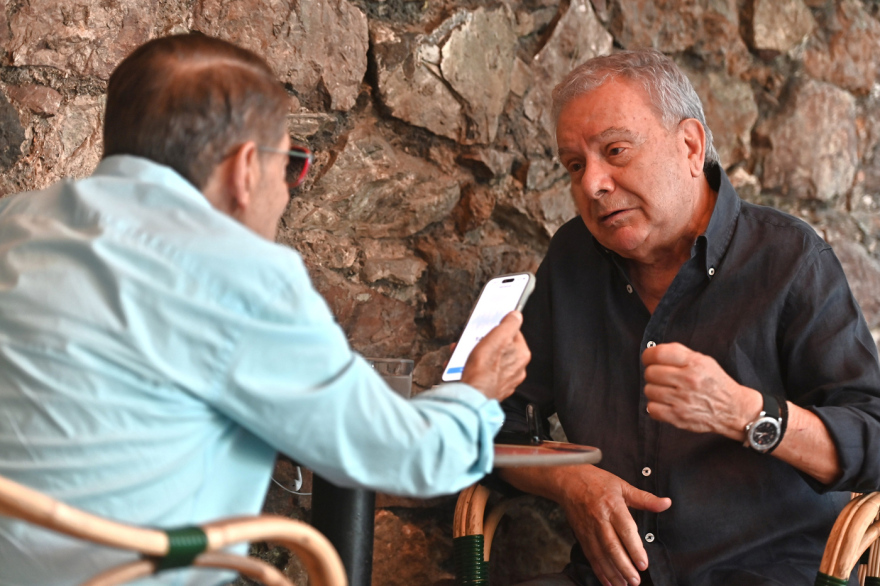 Ο Μανώλης Μητσιάς στον Δανίκα: «Το βιβλίο της ζωής μου από το Γεντί Κουλέ της δικτατορίας και τον Μίκη μέχρι σήμερα»