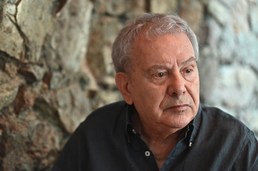 Ο Μανώλης Μητσιάς στον Δανίκα: «Το βιβλίο της ζωής μου από το Γεντί Κουλέ της δικτατορίας και τον Μίκη μέχρι σήμερα»