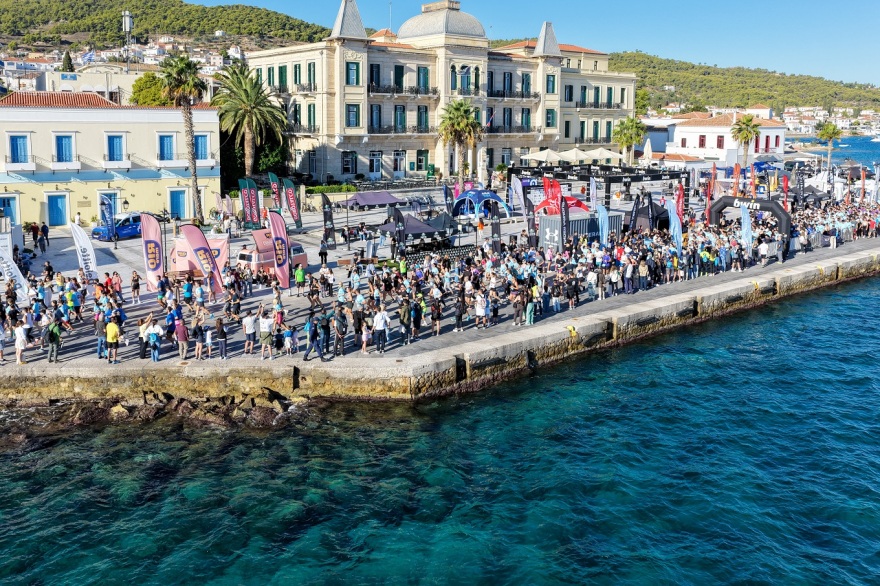 Spetses Mini Marathon:Γιατί χιλιάδες άνθρωποι ταξιδεύουν κάθε Οκτώβριο στις Σπέτσες για να τρέξουν μόλις 5 χιλιόμετρα;