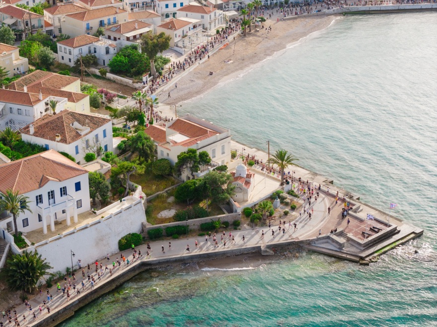 Spetses Mini Marathon:Γιατί χιλιάδες άνθρωποι ταξιδεύουν κάθε Οκτώβριο στις Σπέτσες για να τρέξουν μόλις 5 χιλιόμετρα;