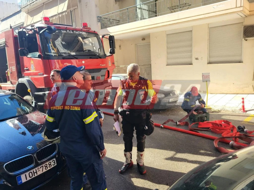 Μεγάλη επιχείρηση της Πυροσβεστικής στην Πάτρα για φωτιά σε διαμέρισμα
