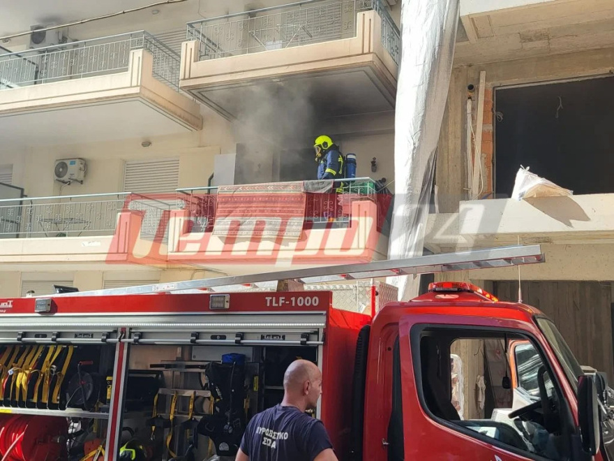Μεγάλη επιχείρηση της Πυροσβεστικής στην Πάτρα για φωτιά σε διαμέρισμα
