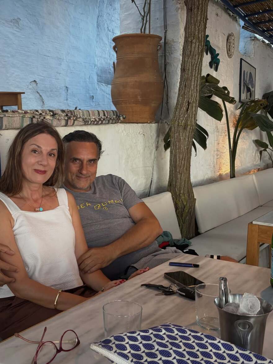 Αγκαλιά στην Τήνο ο Νίκος Ψαρράς και η Έλενα Καρακούλη, δείτε φωτογραφίες από τις διακοπές τους