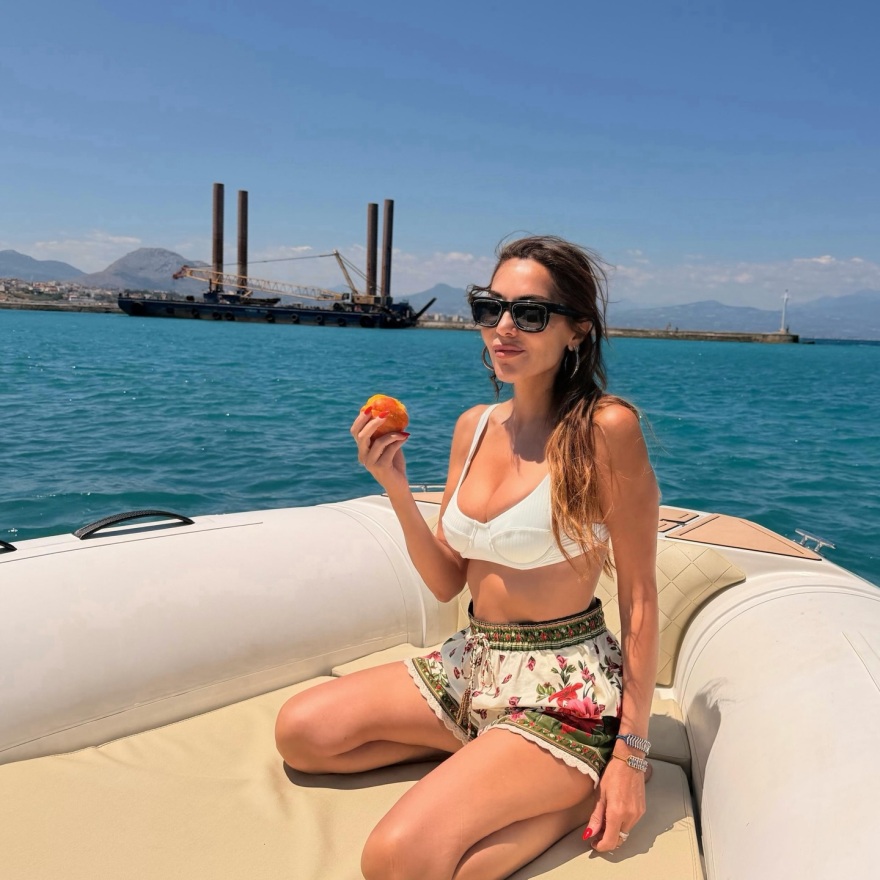 Η αγκαλιά της Δέσποινας Βανδή με τον Βασίλη Μπισμπίκη πάνω σε σκάφος, δείτε φωτογραφία