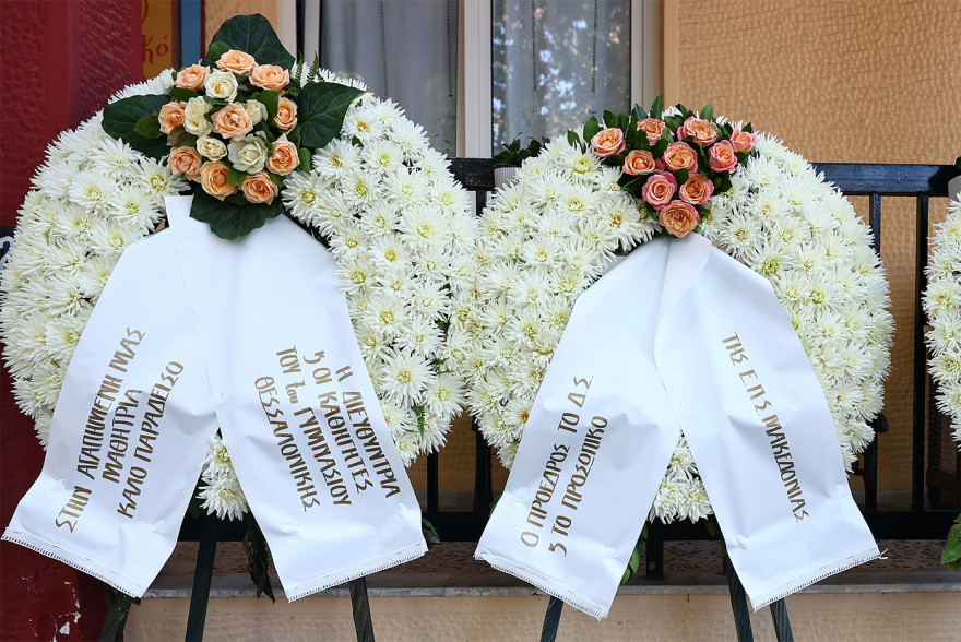 Στα λευκά το αντίο στην 15χρονη Άννα-Μαρία που σκοτώθηκε σε τροχαίο στη Θεσσαλονίκη, «αντίο στο πιο όμορφο κορίτσι»