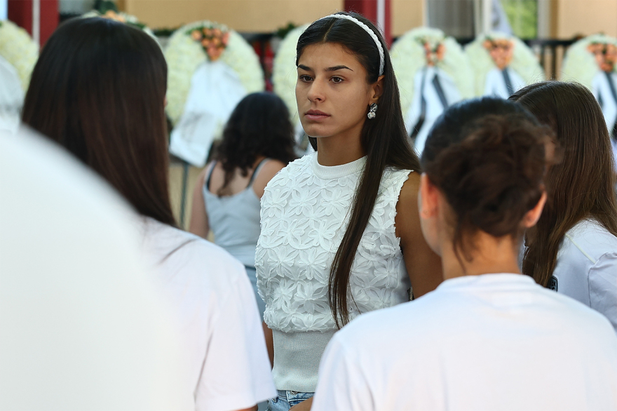 Στα λευκά το αντίο στην 15χρονη Άννα-Μαρία που σκοτώθηκε σε τροχαίο στη Θεσσαλονίκη, «αντίο στο πιο όμορφο κορίτσι»