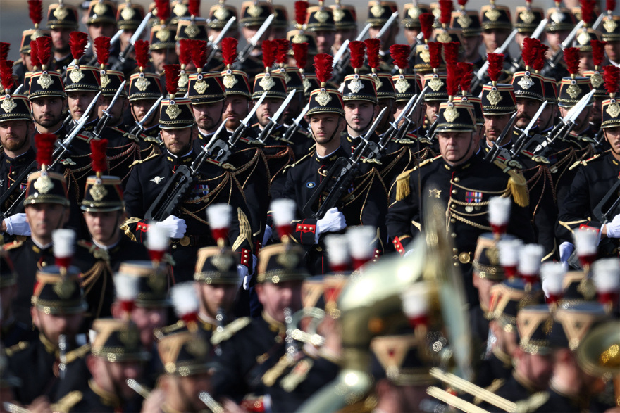 Live η μεγάλη στρατιωτική παρέλαση στο Παρίσι για την «Ημέρα της Βαστίλης»