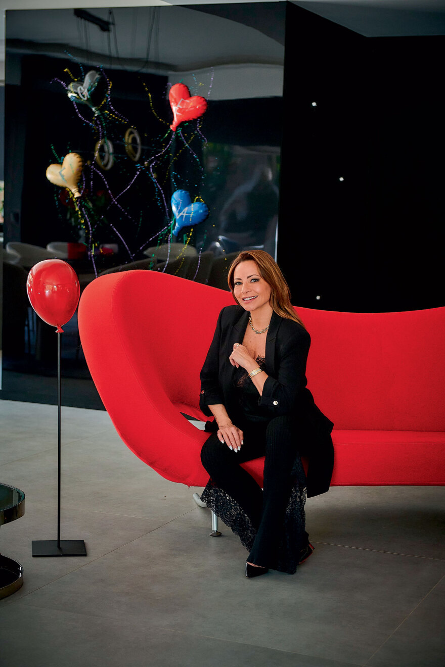 Caroline de Souza: Τέχνη με τα χρώματα και τη χαρά της ζωής 