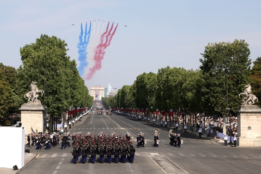 Live η μεγάλη στρατιωτική παρέλαση στο Παρίσι για την «Ημέρα της Βαστίλης»