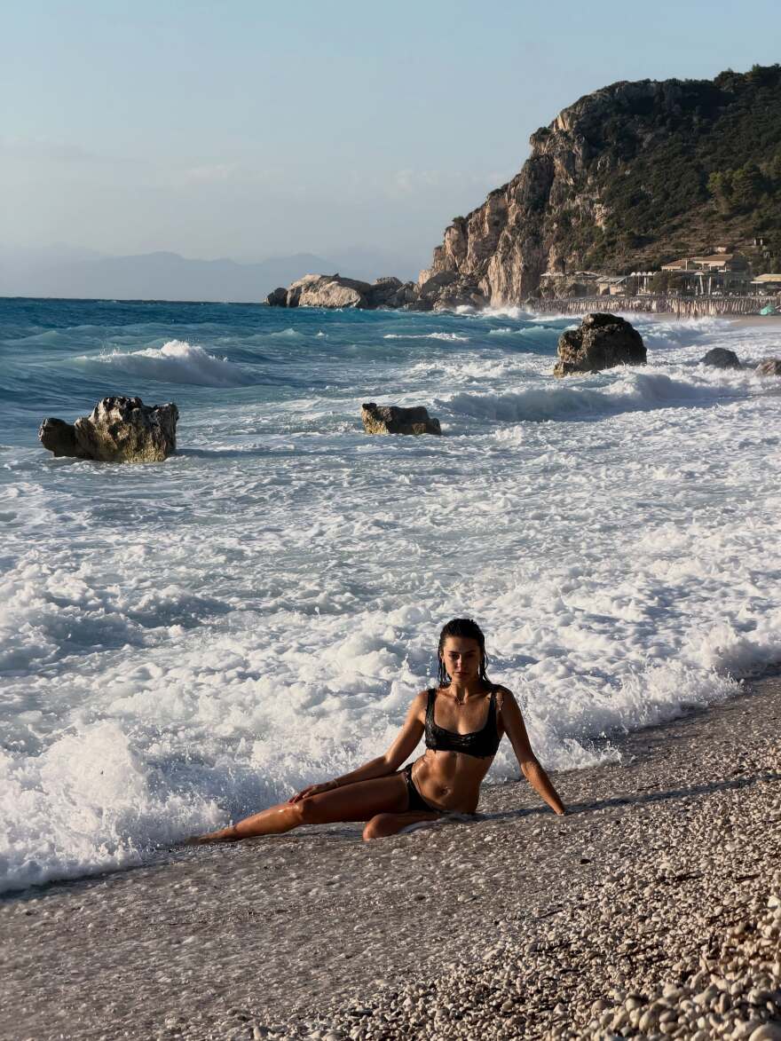 Η Κάτια Ταραμπάνκο φωτογραφίζεται με μαύρο μπικίνι σε παραλία της Λευκάδας