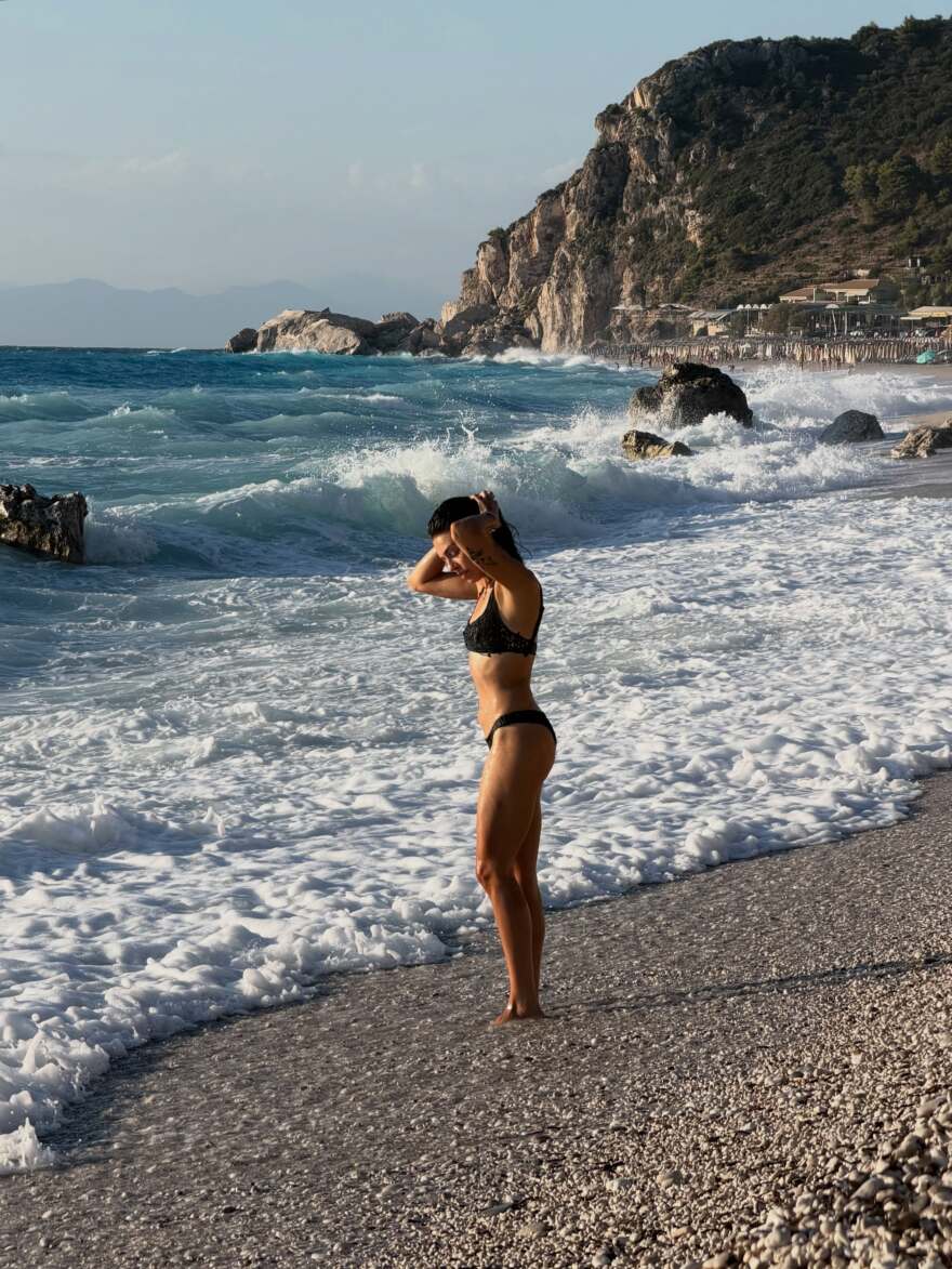 Η Κάτια Ταραμπάνκο φωτογραφίζεται με μαύρο μπικίνι σε παραλία της Λευκάδας