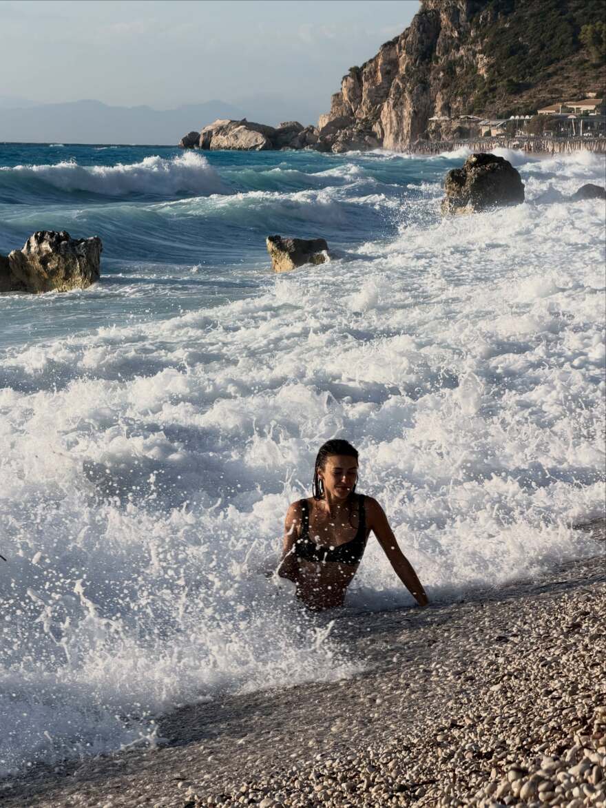 Η Κάτια Ταραμπάνκο φωτογραφίζεται με μαύρο μπικίνι σε παραλία της Λευκάδας