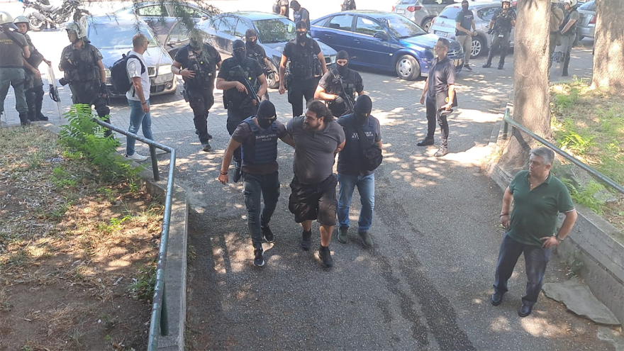 Στον ανακριτή οι τρεις συλληφθέντες για τη δολοφονία της Βάγιας Νέστορα - Συγκέντρωση αναρχικών έξω από τα δικαστήρια
