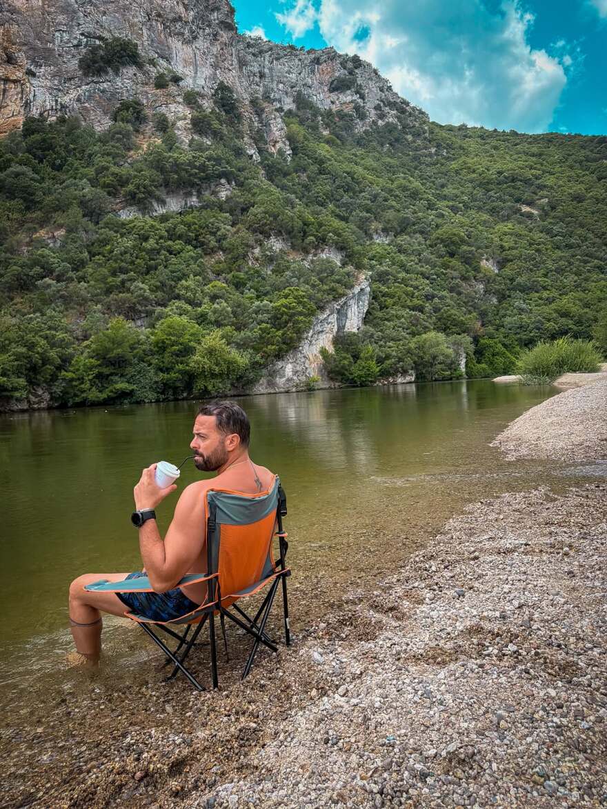 Οι βουτιές του Ηλία Βρεττού σε ποτάμι με τη σύζυγό του και τον πατέρα της: Ο πεθερός που θα ήθελαν όλοι, έγραψε