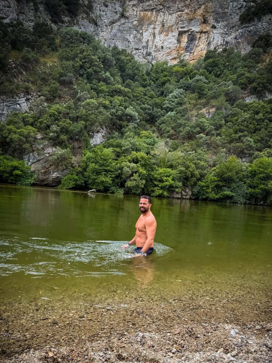 Οι βουτιές του Ηλία Βρεττού σε ποτάμι με τη σύζυγό του και τον πατέρα της: Ο πεθερός που θα ήθελαν όλοι, έγραψε